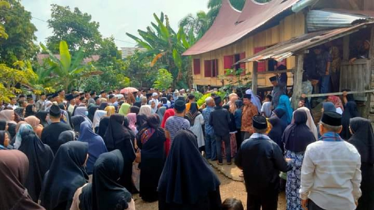 masyarakat Dharmasraya berbondong hadiri pemakaman Datuak Rajo Medan.jpeg